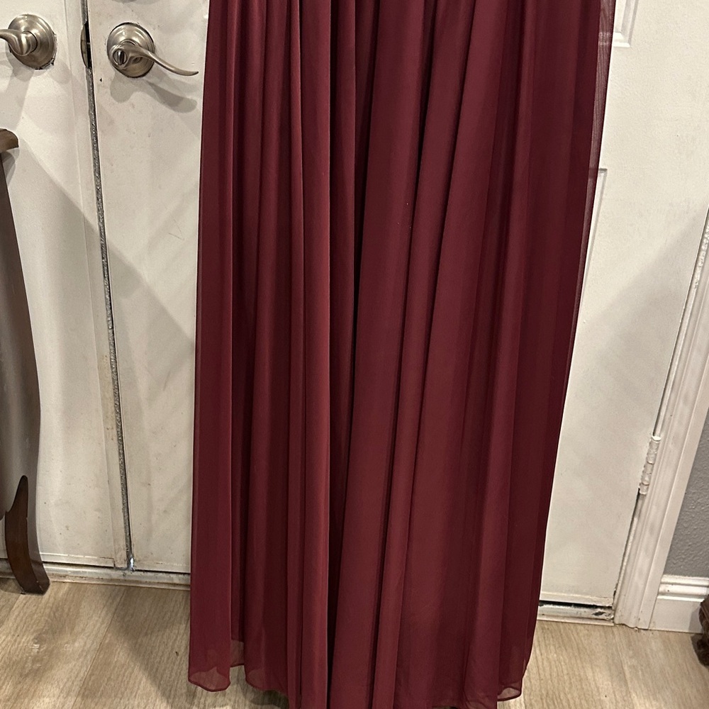 Elegant Burgundy Evening Gown - Picture 6 of 9
